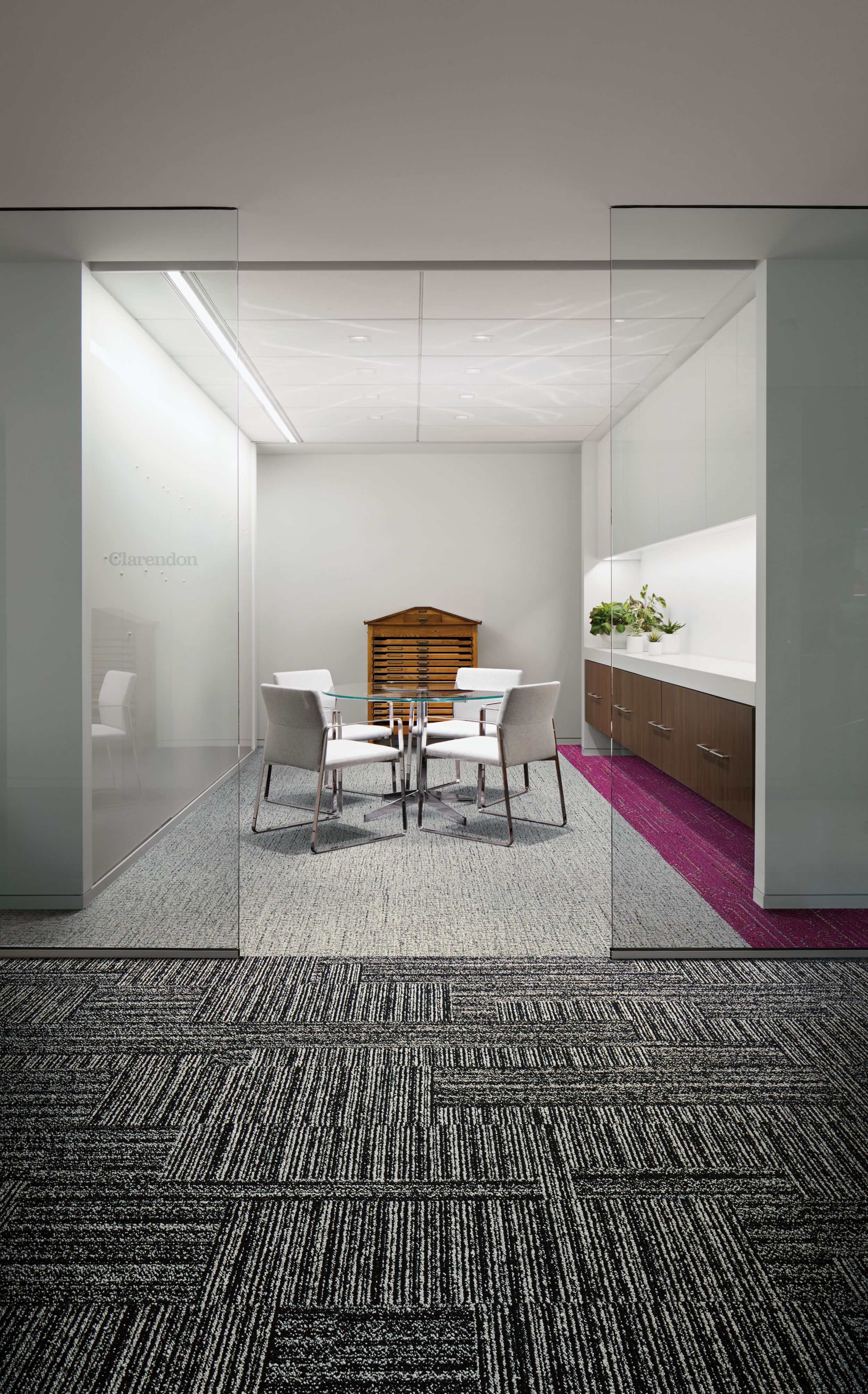 Interface Decibel, Circuit Board, and Haptic plank carpet tile in seating area with glass table and white chairs número de imagen 3